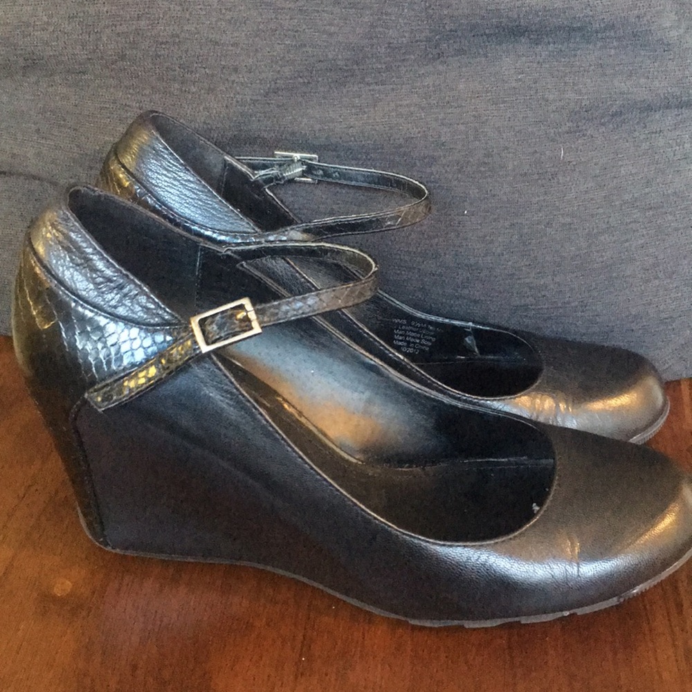 Kenneth Cole size 9 1/2 Tell Me wedges with strap
